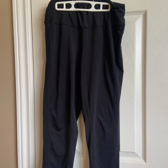 Joe Fresh Active Capri-Leggings — Size M - Picture 2 of 3